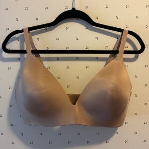 Skims fits everybody tshirt push up bra brand new never worn